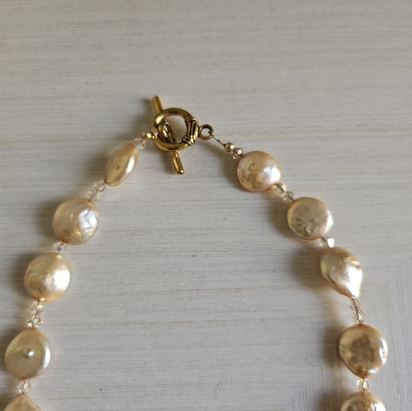 Costume jewelry pearlized necklace with multicolored amulet - Picture 3 of 4